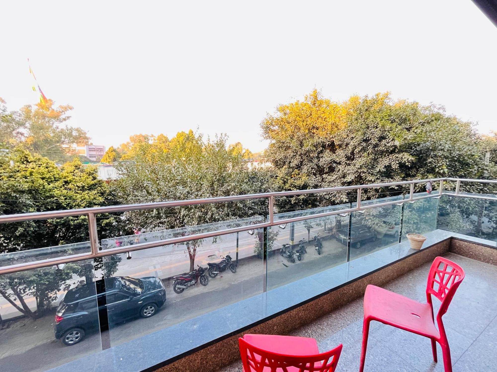 Isuites Residency * New Delhi
